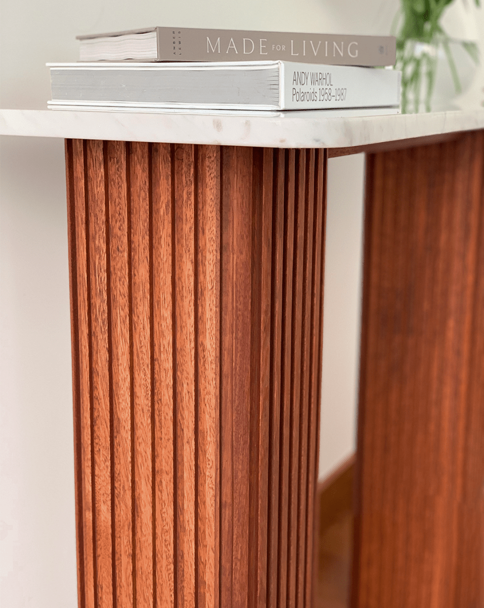 Detalle del diseño y material de la Consola Bianca NUMI