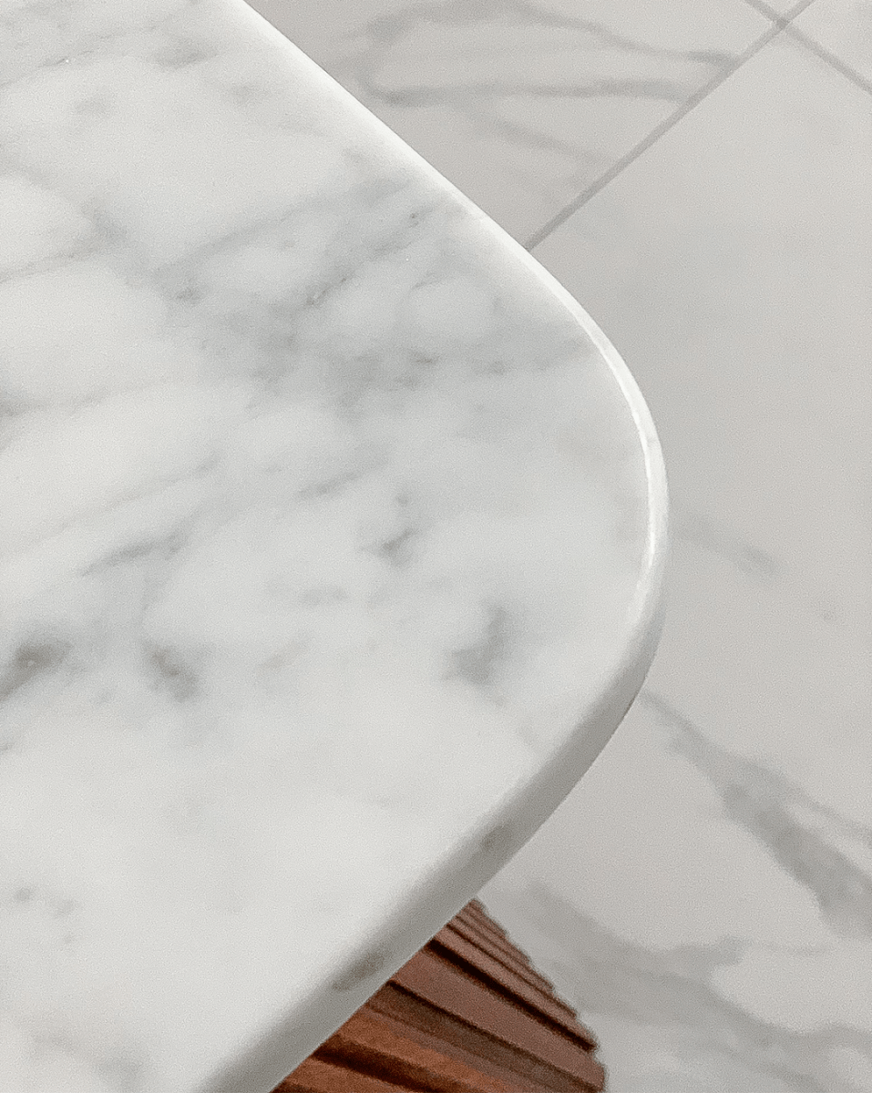 Detalle del diseño y mármol de la Consola Bianca NUMI