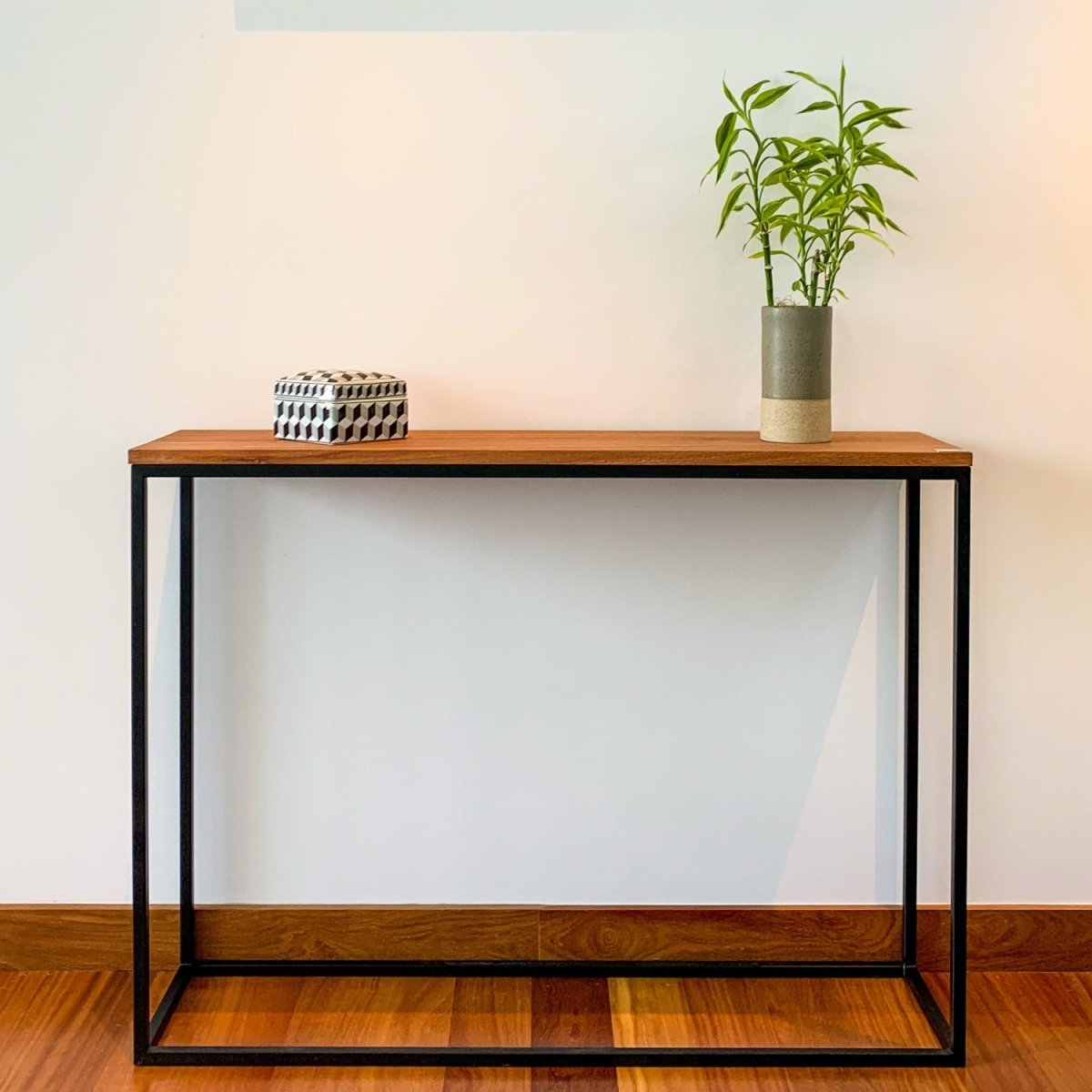 Consola Nami de madera y fierro NUMI, diseño contemporáneo