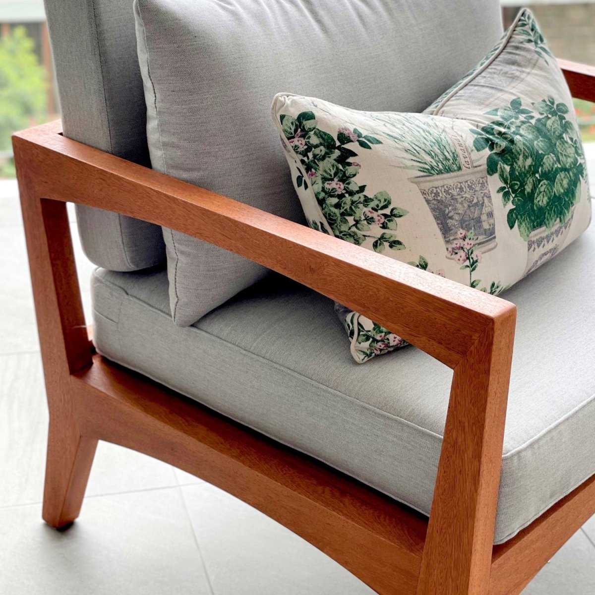 Sofá de 1 Cuerpo Nella de madera NUMI, diseño liviano y elegante para terraza