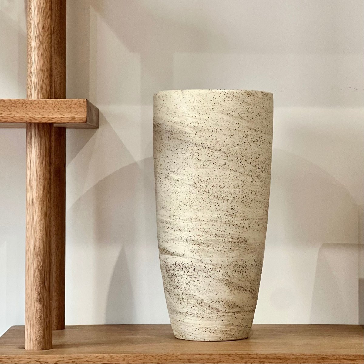 Vaso decorativo lizo de cerámica artesanal hecho a mano en Perú con diseño minimalista y textura natural