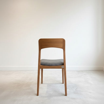 Vista posterior de la silla de comedor Lume en madera natural NUMI