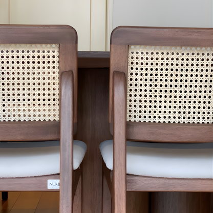 Detalle de la madera en la silla de comedor Nala NUMI