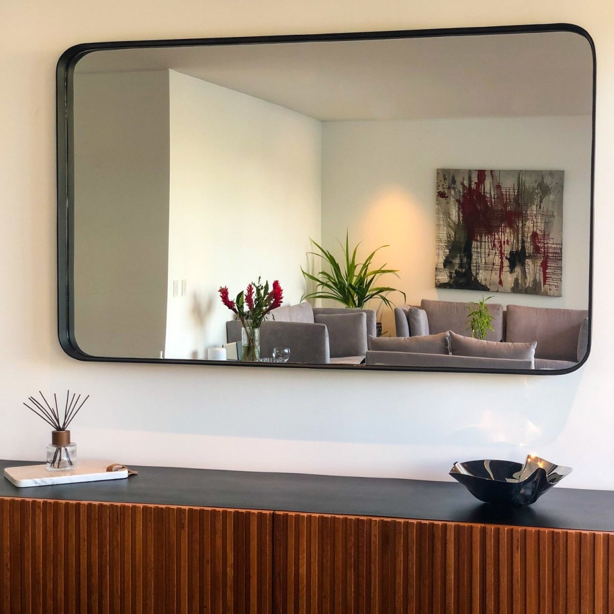 Espejo Icaria con marco metálico negro y diseño moderno para interiores