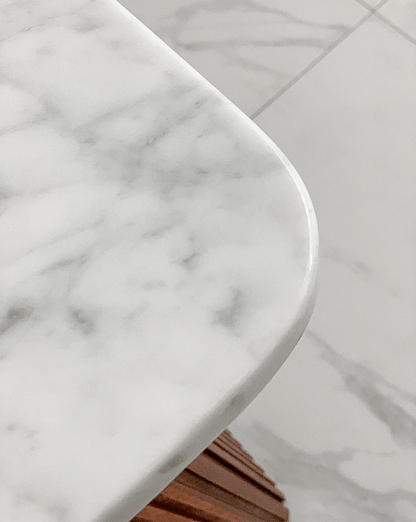 Detalle del diseño y mármol de la Consola Bianca NUMI